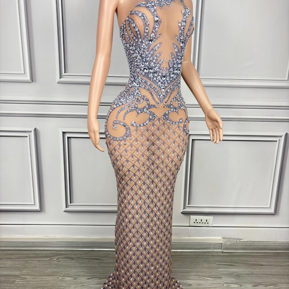 Very very beautiful dress very stunning 🤩 and diamonds are so beautiful material
